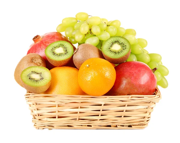 Assortimento di frutta in cesto isolato su bianco — Foto Stock