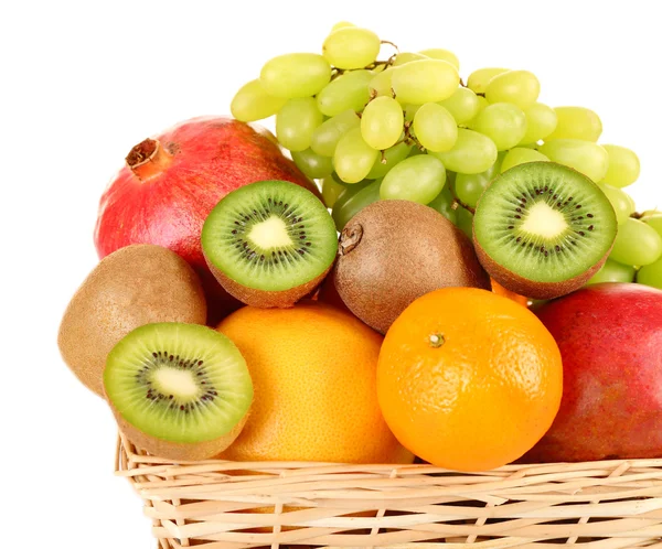 Surtido de frutas en cesta aislada sobre blanco — Foto de Stock