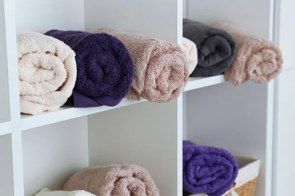 Asciugamani laminati su scaffale di sfondo rack — Foto Stock