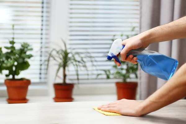 Männerhände mit Sprayer — Stockfoto