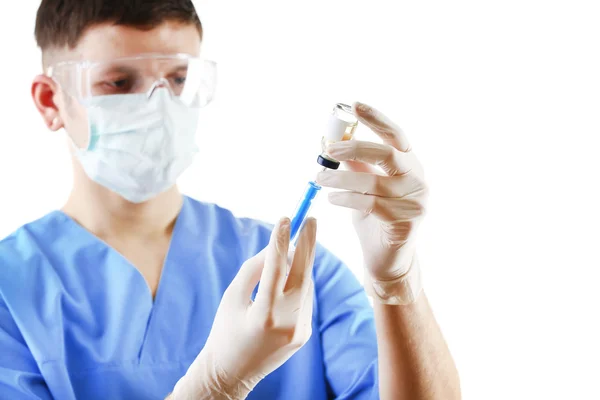 Doktor arama tıp içine şırıngadan beyaz arka plan üzerinde izole cam şişe — Stok fotoğraf