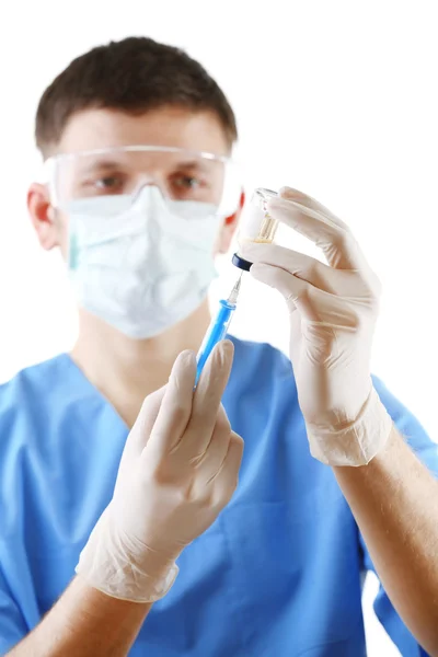 Médico marcando la medicina en la jeringa del frasco de vidrio aislado sobre fondo blanco — Foto de Stock