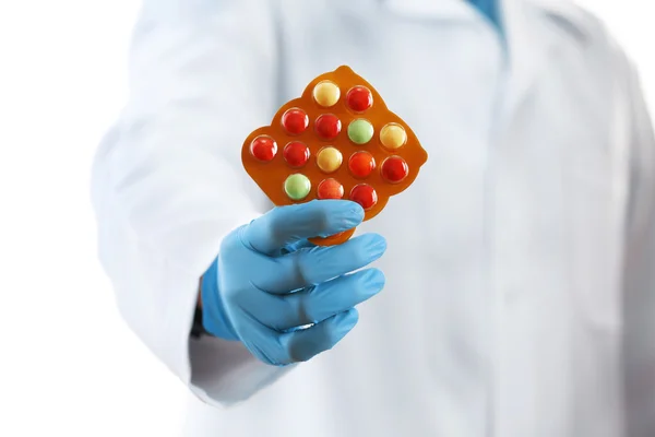 Tabletki w ręce lekarza — Zdjęcie stockowe