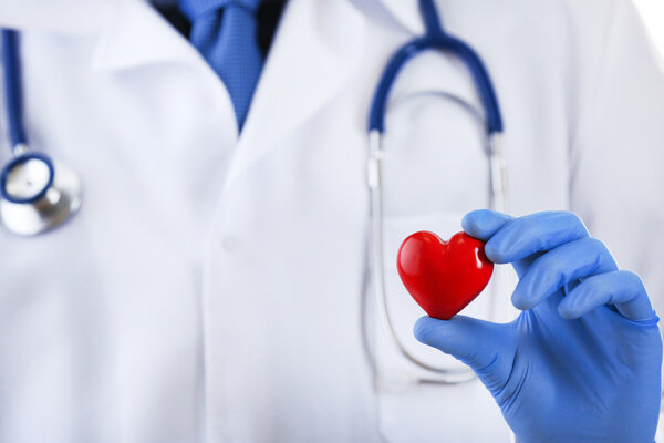 Доктор со стетоскопом и маленьким сердцем
