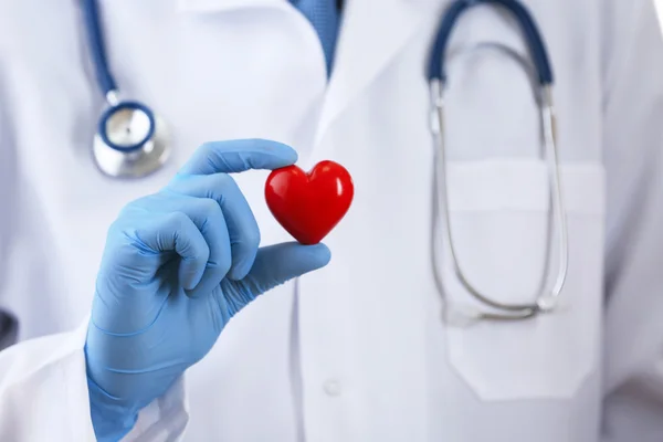 Médico com estetoscópio e coração pequeno — Fotografia de Stock