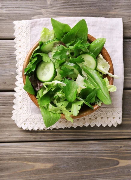 Mezcla de hojas de ensalada en bowl —  Fotos de Stock