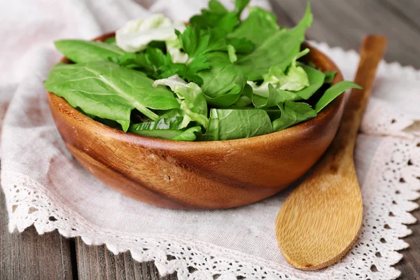 Mélange de feuilles de salade dans un bol — Photo