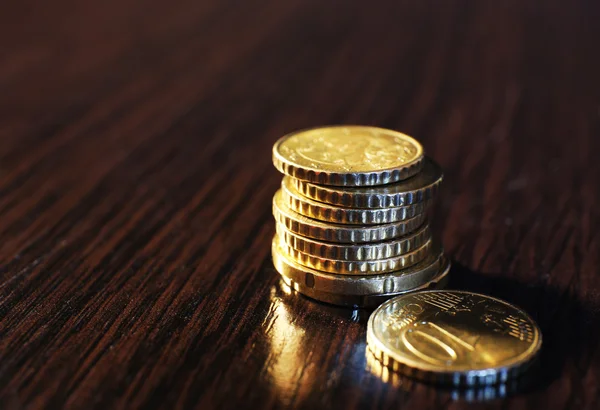 Стопка золотых монет на деревянном фоне стола — стоковое фото