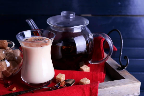 Svart te med mjölk — Stockfoto