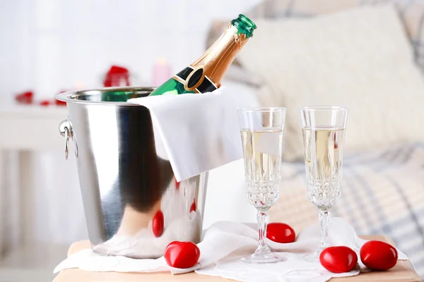 Champagneflaska i hink — Stockfoto