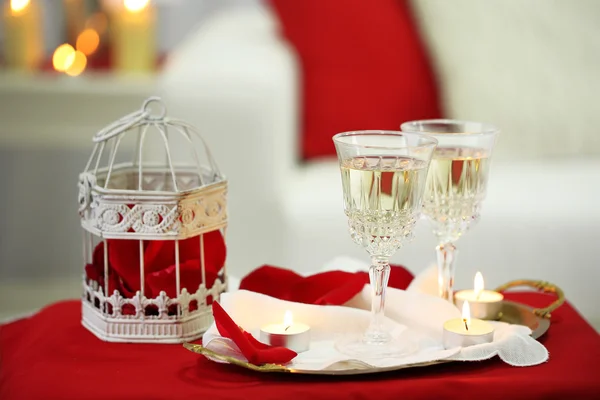 Champagne glasses and rose petals — Stock Photo, Image