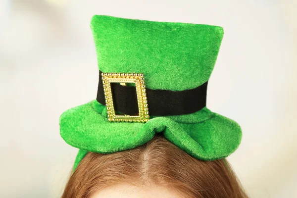 St. Patricks hat on head — Stock Photo, Image