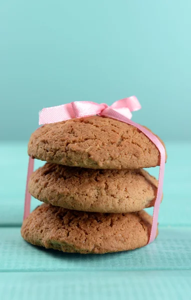 Biscotti saporiti su sfondo di legno a colori — Foto Stock