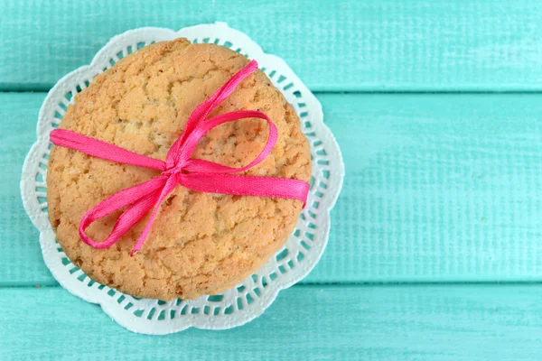 Biscuits savoureux sur fond en bois de couleur — Photo