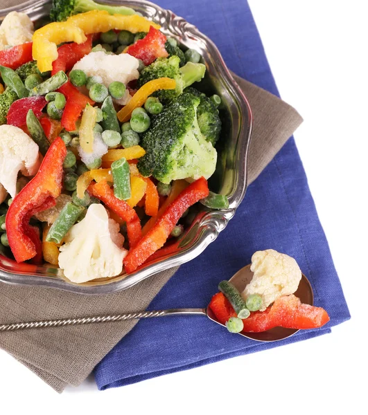Замороженные овощи в миске на салфетке, изолированные на белом — стоковое фото