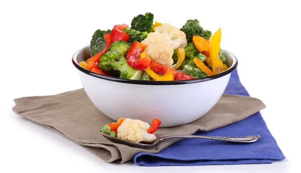 Verduras congeladas en tazón sobre servilleta, aisladas sobre blanco — Foto de Stock