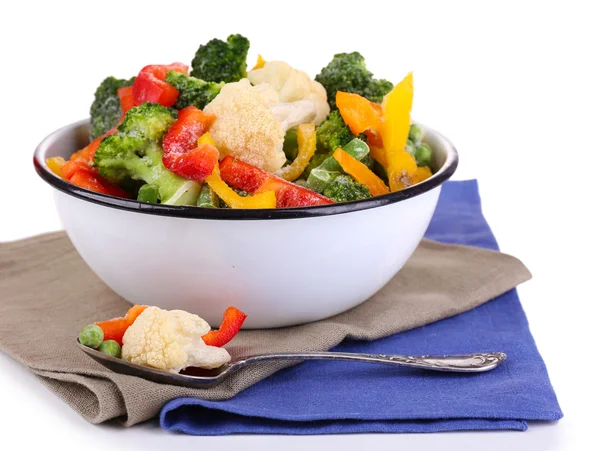 Verduras congeladas en tazón sobre servilleta, aisladas sobre blanco —  Fotos de Stock
