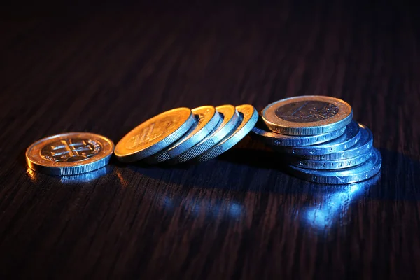 Montón de monedas en mesa de madera —  Fotos de Stock