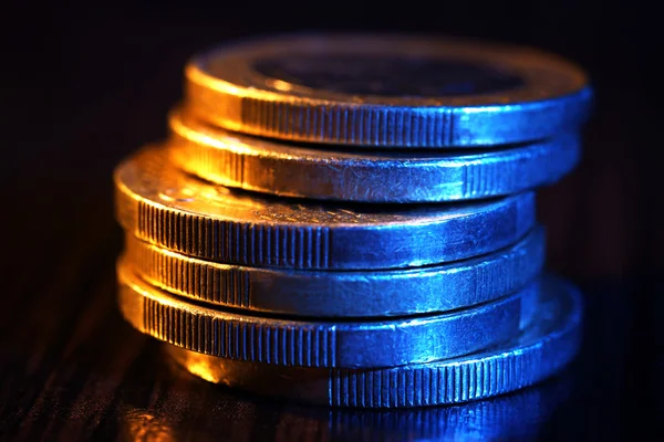 Un mucchio di monete su un tavolo di legno — Foto Stock