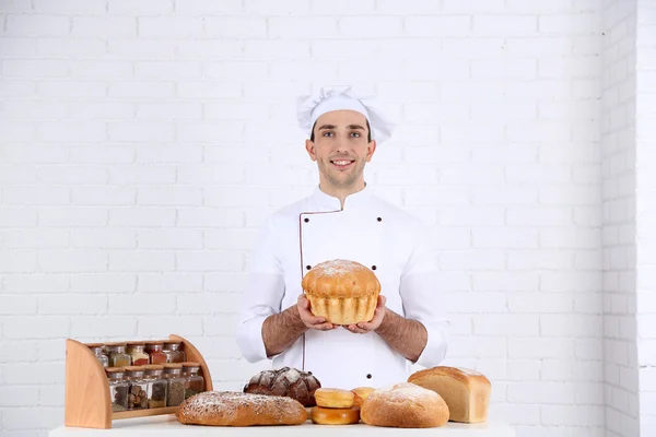 Baker in kitchen at table — Stock Photo, Image