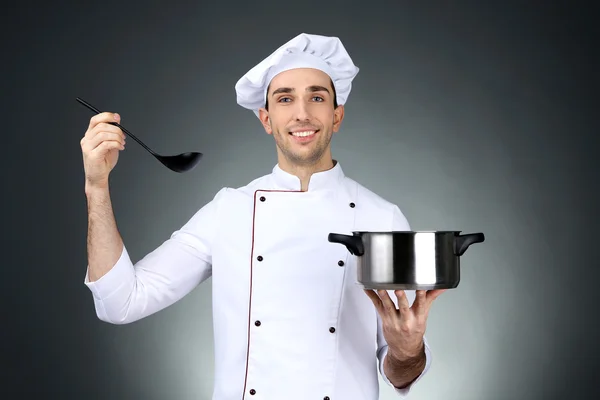 Chef con cacerola y cucharón — Foto de Stock