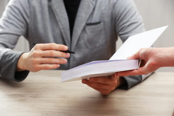 Бизнес компьютер. Фото писателя подписывающего книгу. In own copy. Дизайнер за ноутбуком. Рука с листком.