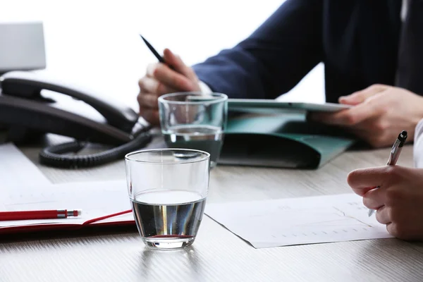 Empresario trabajando en la mesa — Foto de Stock