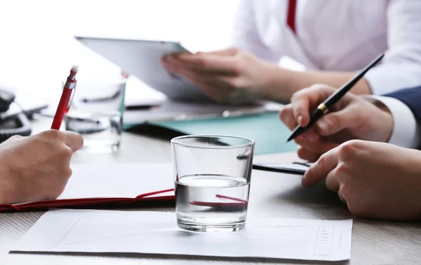 Vergadering op werktafel — Stockfoto