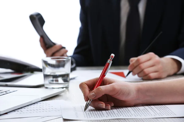 Firma dei documenti sul tavolo di lavoro — Foto Stock