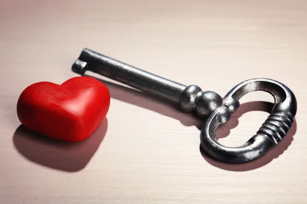 Retro key with red heart — Stock Photo, Image