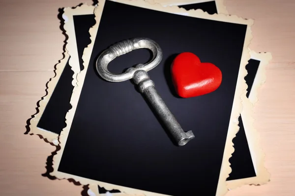 Key with photos and heart — Stock Photo, Image