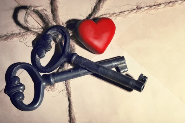 Keys with heart on letters — Stock Photo, Image
