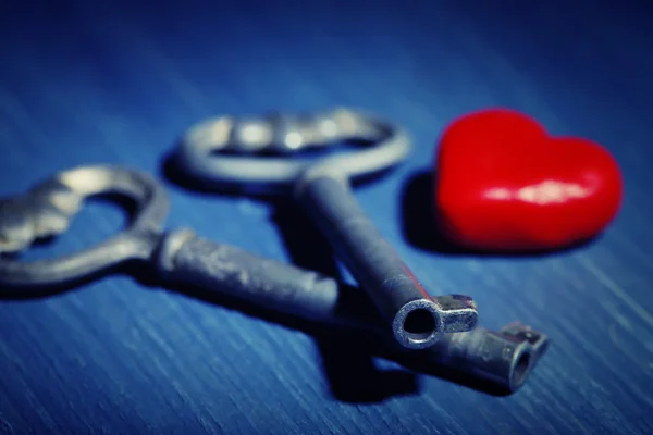 Retro-Schlüssel mit rotem Herz — Stockfoto