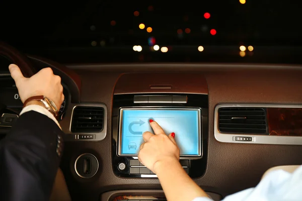 Hombre conduciendo su coche moderno — Foto de Stock