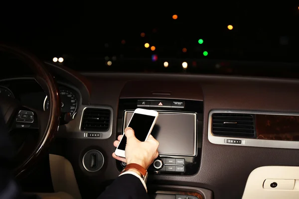 Hombre usando el teléfono mientras conduce — Foto de Stock