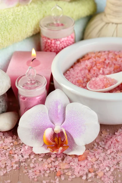 Spa-behandelingen met orchideebloemen Rechtenvrije Stockfoto's