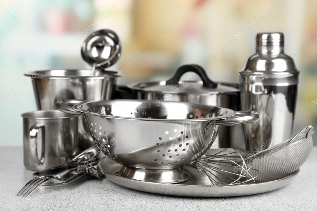 Utensilios de cocina de acero inoxidable en la tabla ...
