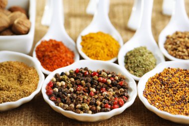 Seramik baharat çeşitleri kaşıklar, yakın çekim, çul arka plan üzerinde