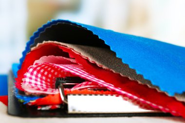 Tablo ve hafif bulanık arka plan üzerinde renkli kumaş örnekleri