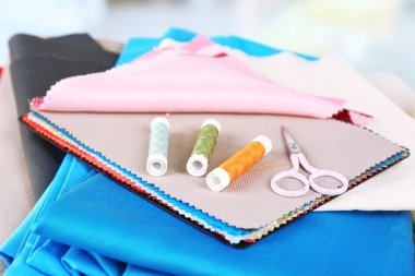 Renkli kumaş örnekleri. Konu ve tablo ve hafif bulanık arka plan için makaslar
