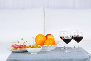 Evde yiyecek ve içecekler için arkadaşları ile tablo 