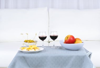 Evde yiyecek ve içecekler için arkadaşları ile tablo 