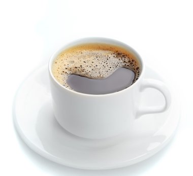Beyaz üzerine izole edilmiş bir fincan kahve.