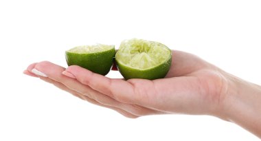İki adet beyaz izole limon tutan el