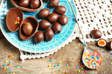 Ahşap arka planda çikolatalı Paskalya yumurtaları