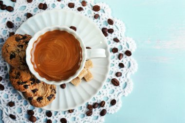 Fincan kahve ve renk ahşap arka plan üzerinde lezzetli Kurabiye