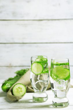 Ahşap masa üzerinde taze organik salatalık suyu ile gözlük