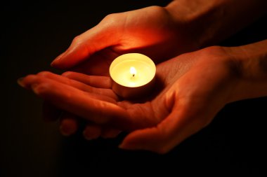 Kadın ellerinde mum