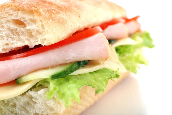 Sandwich fresco aislado en blanco — Foto de Stock