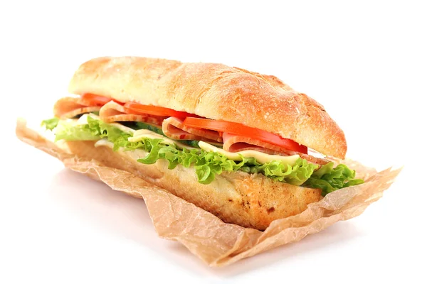Sandwich frais sur parchemin isolé sur blanc — Photo